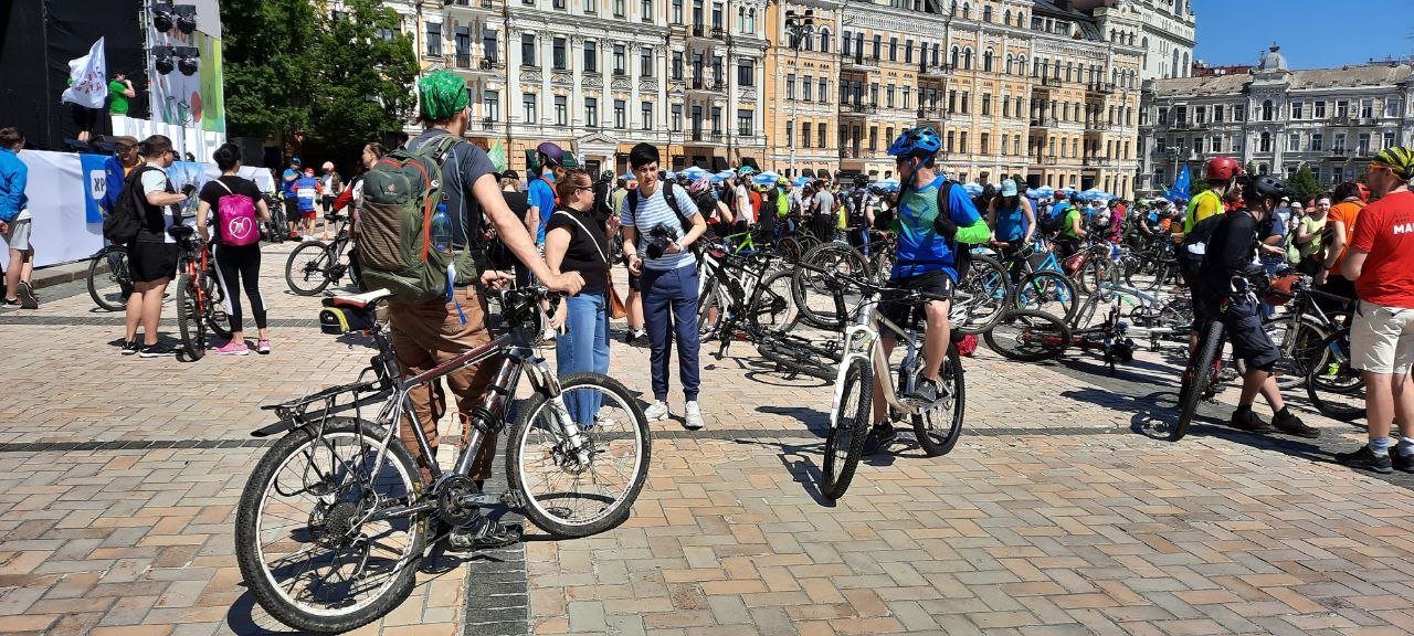 Дети с родителями и целые коллективы: как в Киеве массово на велосипедах катались, - ФОТО