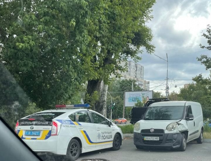 Наплевал даже на полицию: на Вышгородской живет автохам, который вырывает столбики и паркуется на тротуаре фото 1