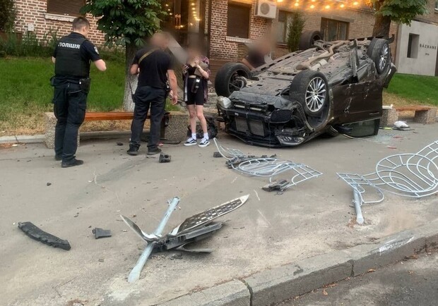 В Киеве машина с пьяным водителем вылетела на тротуар и перевернулась. Фото: Патрульная полиция Киева