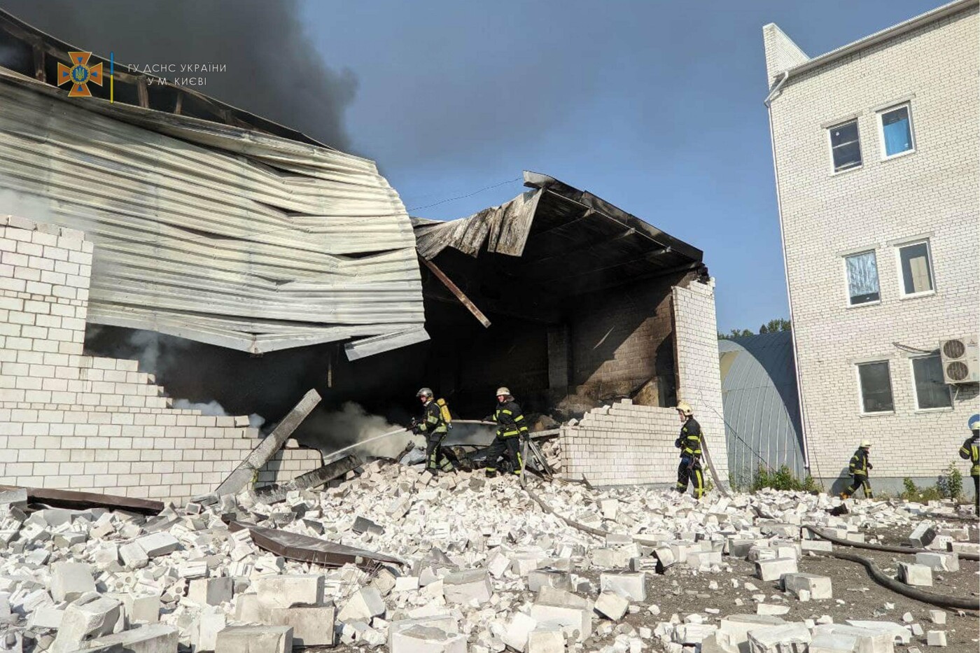 В Киеве загорелись складские помещения: на месте развернут штаб