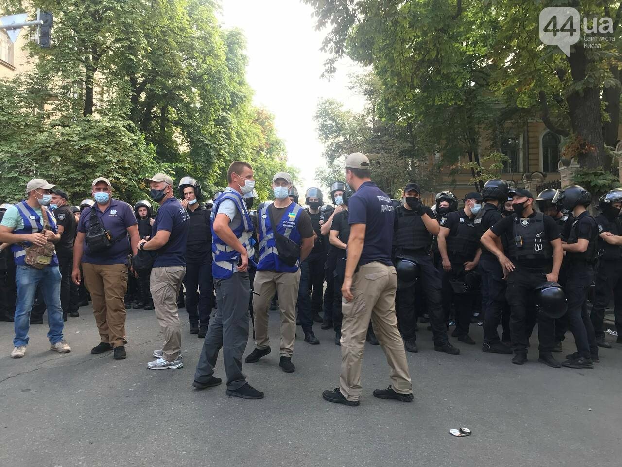 Стычки и слезоточивый газ: в Киеве под Офисом президента проходит ЛГБТ-прайд