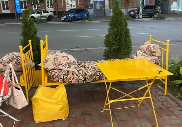 Киевский ресторан установил кровати на летней террасе. Фото: Facebook Aida Zlatina