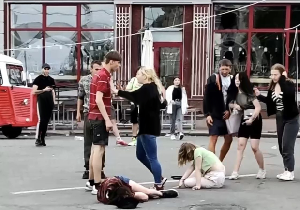 На Контрактовой площади произошла драка между подростками. Фото: скриншот